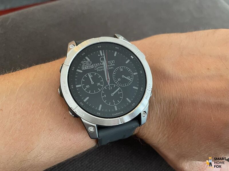 Man sieht die Garmin Fenix 7.